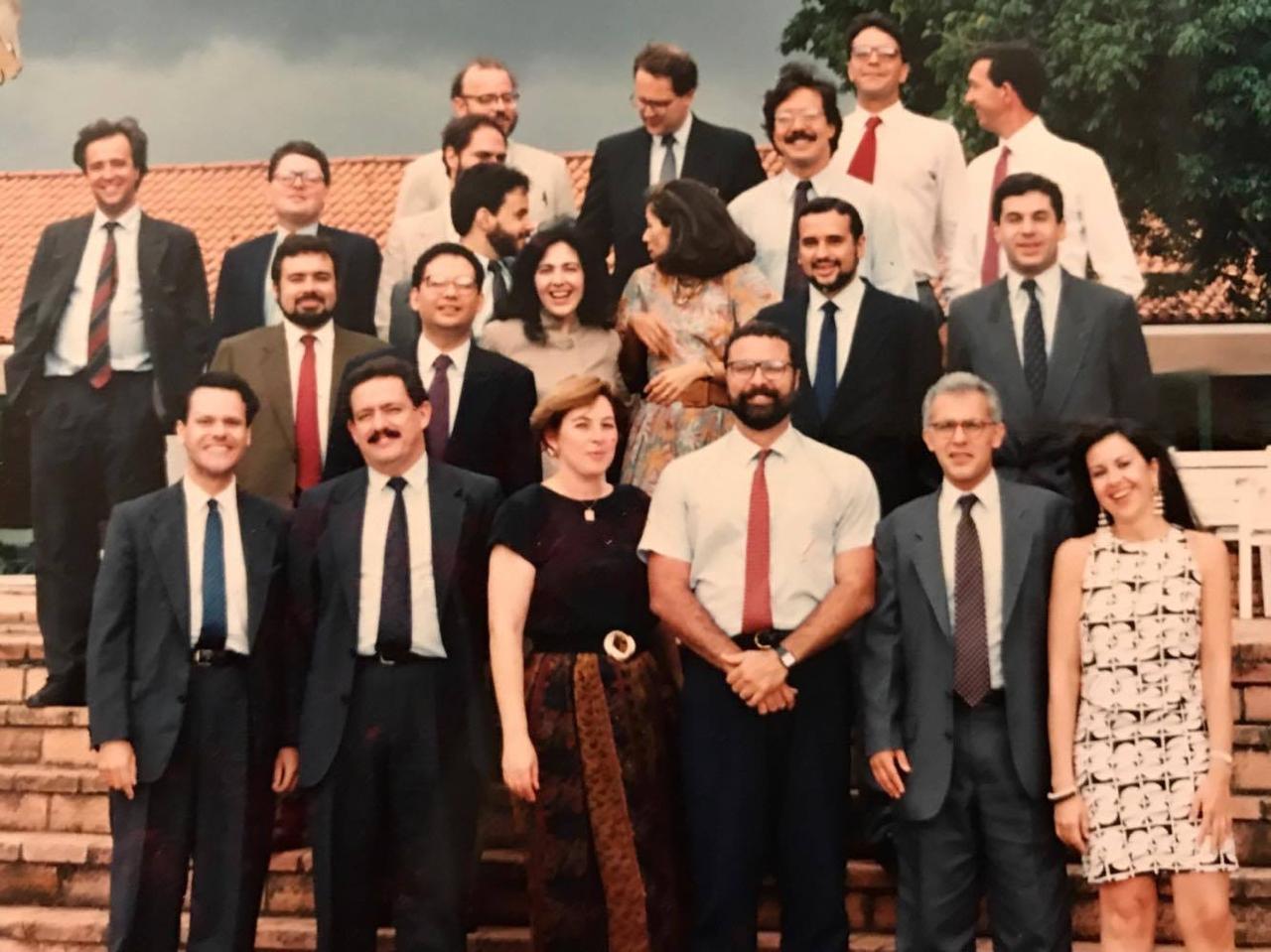 Débora Barenboim posa para foto ao lado de colegas de turma do curso de preparação para a carreira de diplomata do Instituto Rio Branco. Ela está na primeira fileira (de baixo para cima), vestindo saia longa e blusa preta.